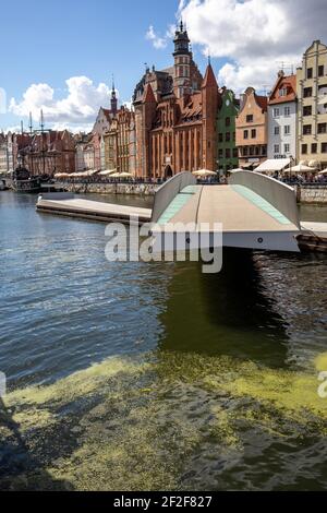 Gdansk, Polonia - 6 settembre 2020: Il ponte rotante di San Spirito all'isola Granaria sul fiume Motława Foto Stock