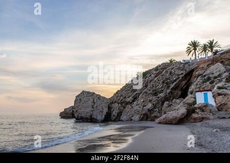 Malaga, Spagna. 9 ottobre 202. Piccola spiaggia pittoresca a Nerja al tramonto Foto Stock