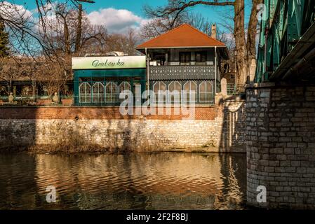 OPOLE, POLONIA - Mar 07, 2021: Ristorante preferito a Opole vicino al Ponte del Castello con le migliori frittelle della città Foto Stock