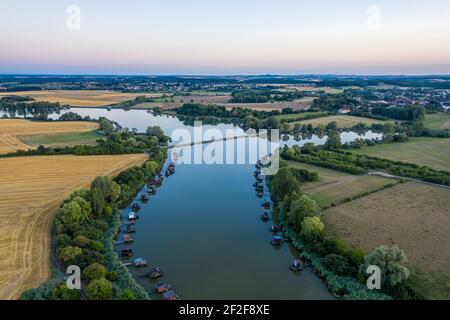 Vista aerea del lago oblungo con le case dei pescatori sopra l'acqua sui lati, Albe Lacs, Sarreguemines, Francia. Foto Stock