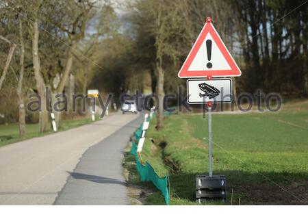 Un segnale di avvertimento rosso per i piloti su una strada di campagna in Germania quando le rane entrano nella stagione di accoppiamento. Rane comuni sveglio dall'ibernazione in primavera. Foto Stock
