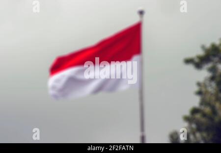 Sfondo astratto sfocato della bandiera nazionale IIndonesia e Monaco, la bandiera rossa e bianca, simbolo nazionale della Repubblica di Indonesia e del principio Foto Stock