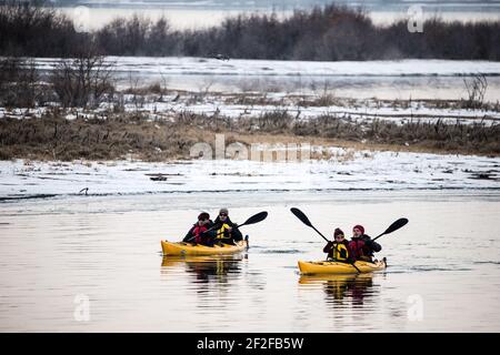 Kayaking invernale sul lago Issyk Kol in Kirghizistan Foto Stock