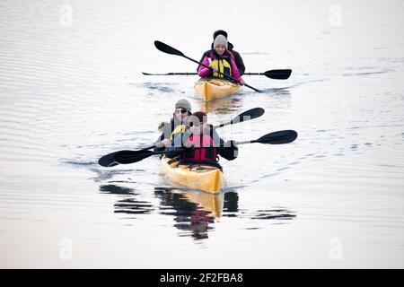 Kayaking invernale sul lago Issyk Kol in Kirghizistan Foto Stock