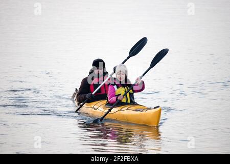 Kayaking invernale sul lago Issyk Kol in Kirghizistan Foto Stock