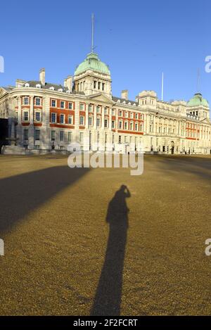 Londra, Inghilterra, Regno Unito. Horse Guards Parade vuoto. L'ombra del fotografo Foto Stock