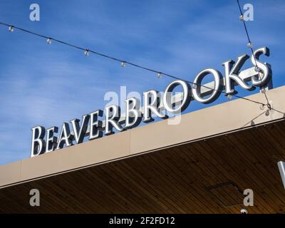 Davanti al negozio Beaverbrooks e cartello, Rushden Lakes Shopping Centre, Northamptonshire, Regno Unito Foto Stock
