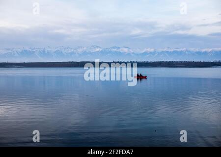 Kayaking invernale sul lago Issyk Kol in Kirghizistan Foto Stock