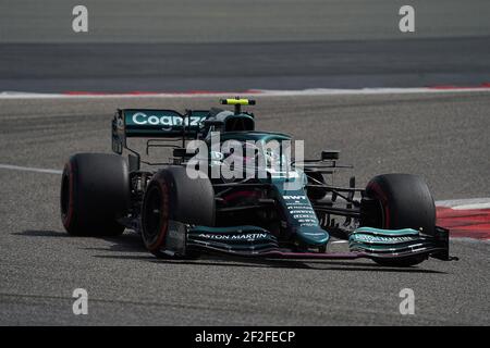 Sakhir, Bahrein. 12 marzo 2021. Formula 1: Inizia il test, circuito Internazionale di Sakhir. Sebastian Vettel di Aston Martin in pista. Credit: Hasan Brantic/dpa/Alamy Live News Foto Stock