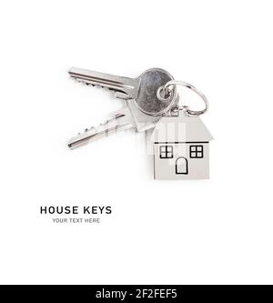 Layout creativo del portachiavi a forma di chiave e casa isolato su sfondo bianco. Elemento di design, vista dall'alto, disposizione piatta. Concetto di immobili e assicurazioni Foto Stock
