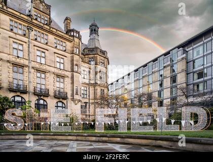 Sheffield Letteratura di testo in acciaio nel centro della città del South Yorkshire fuori comune municipio con doppio arcobaleno in cielo nuovo vecchi edifici senza persone Foto Stock