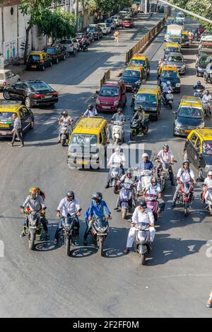 Traffico a Mumbai, molti scooter, motociclette e automobili che aspettano all'incrocio, India Foto Stock