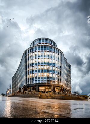 Birmingham City Paradise Island nuovi edifici di rigenerazione moderna da basso angolo con drammatiche nuvole di tempesta e pavimenti bagnati finestre illuminate di notte Foto Stock