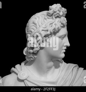 Copia in gesso bianco dell'antica statua di Apollo Dio del Sole testa isolata su sfondo nero. Scultura in gesso del volto dell'uomo. Ritratto rinascimentale Foto Stock