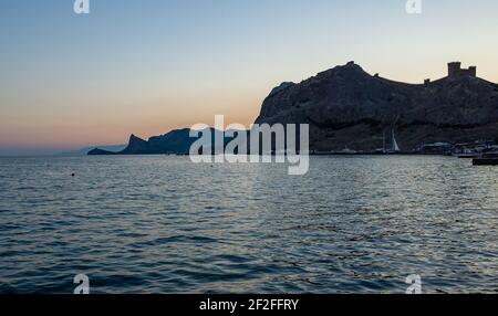 Barche a vela al molo ai piedi della montagna Fortezza a Sudak. Foto Stock