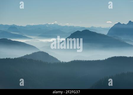 Vista da Hochfelln, escursione autunnale, Alpi, Baviera Foto Stock