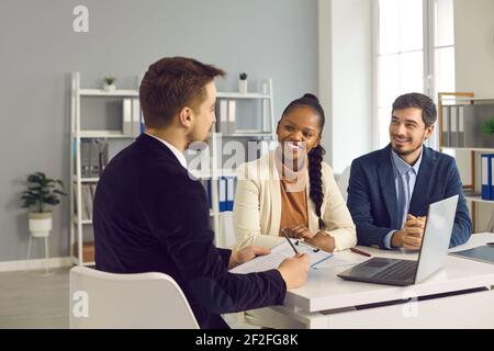 Direttore finanziario, realtor o assicuratore che consultano i clienti in sede moderna Foto Stock