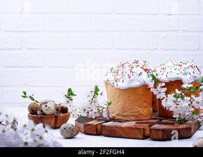 Tradizionale kulich torta di Pasqua con guarnimento Foto Stock
