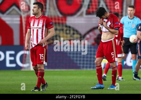 I Sokratis Papastathopoulos di Olympiacos (a sinistra) e Andreas Bouchalakis appaiono soppiantati alla fine della UEFA Europa League Round di sedici partite allo stadio di Karaiskakis, in Grecia. Data immagine: Giovedì 11 marzo 2021. Foto Stock