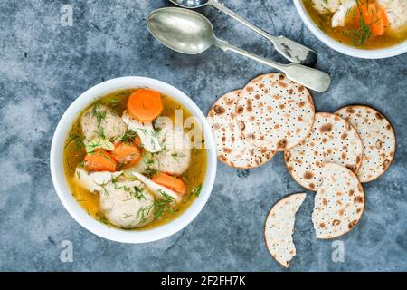 Zuppa di pollo e palla matzo - piatto tradizionale ebreo di Ashkenazi Per la vacanza di Pasqua Foto Stock