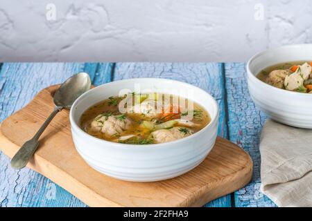 Zuppa di pollo e palla matzo - piatto tradizionale ebreo di Ashkenazi Per la vacanza di Pasqua Foto Stock