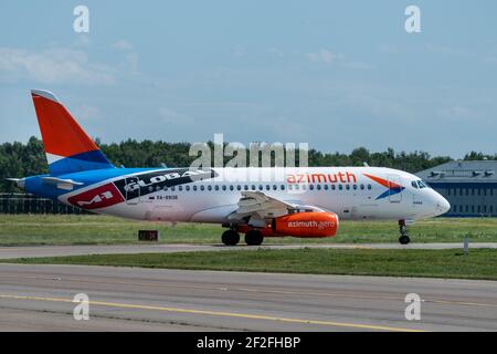 2 Luglio 2019, Mosca, Russia. Aereo Sukhoi Superjet 100 Azimut Airlines all'aeroporto di Vnukovo a Mosca. Foto Stock