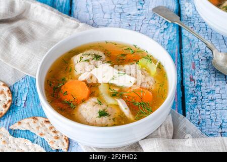 Zuppa di pollo e palla matzo - piatto tradizionale ebreo di Ashkenazi Per la vacanza di Pasqua Foto Stock