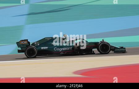 Sakhir, Bahrein. 12 marzo 2021. Formula 1: Inizia il test, circuito Internazionale di Sakhir. Sebastian Vettel di Aston Martin in pista. Credit: Hasan Brantic/dpa/Alamy Live News Foto Stock