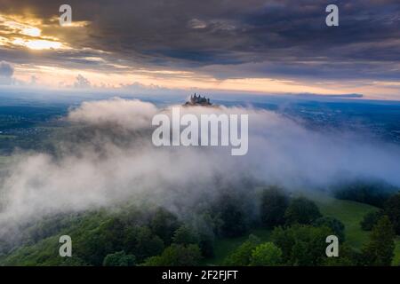 Castello di Hohenzollern nella nebbia al tramonto, Germania Foto Stock
