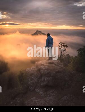 Castello di Hohenzollern nella nebbia al tramonto, Germania Foto Stock