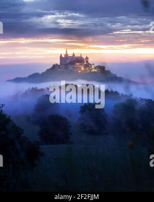 Castello di Hohenzollern nella nebbia al tramonto, Germania Foto Stock