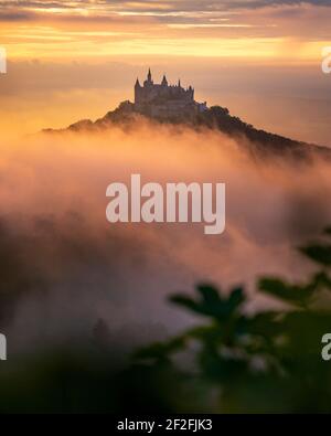 Castello di Hohenzollern nella nebbia al tramonto, Germania Foto Stock