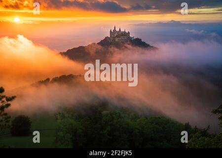 Castello di Hohenzollern nella nebbia al tramonto, Germania Foto Stock