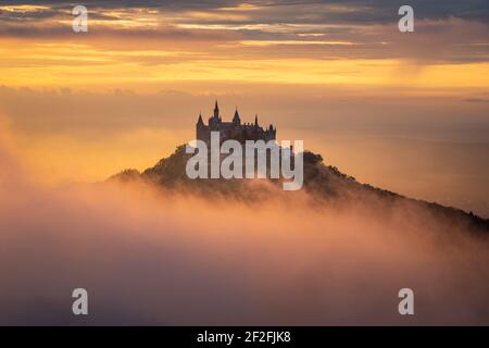 Castello di Hohenzollern nella nebbia al tramonto, Germania Foto Stock