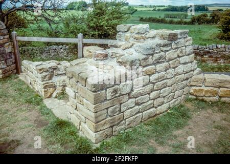 Resti di una fortificazione difensiva romana nota come Muro di Adriano, che si corrono per un totale di circa 118 km con un numero di forti, castelli e torrette. Torre di segnalazione a Pike Hill, Cumbria. Scansione di archivio da un vetrino. Giugno 1974. Foto Stock