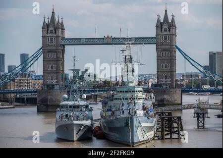 HMS Tamar una nuova nave di pattuglia è ormeggiata vicino a HMS Belfast sul fiume Tamigi tra il Tower Bridge e il London Bridge. È la quarta delle cinque nuove navi di pattuglia offshore costruite per sostituire le navi della River Class. Foto Stock