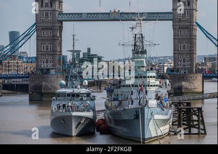 HMS Tamar una nuova nave di pattuglia è ormeggiata vicino a HMS Belfast sul fiume Tamigi tra il Tower Bridge e il London Bridge. È la quarta delle cinque nuove navi di pattuglia offshore costruite per sostituire le navi della River Class. Foto Stock