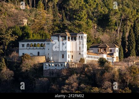 Vista del palazzo arabo Generalife la sera a Granada, Spagna Foto Stock