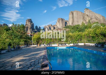 Piscina con montagne Meteora sullo sfondo Foto Stock