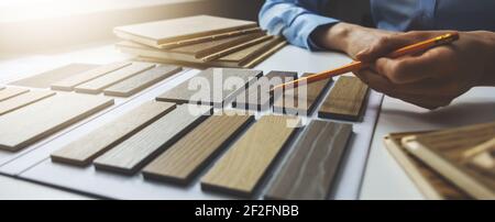 tessuti in legno per mobili campioni di materiale per interni. designer che lavora in ufficio. striscione Foto Stock