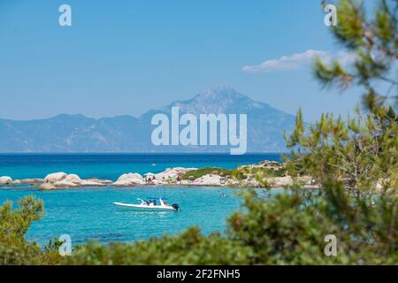 Kavourotripes spiaggia con Monte Athos sullo sfondo Foto Stock