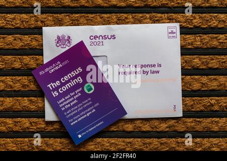 Censimento 2021 Inghilterra Inghilterra letteratura postale del Regno Unito - busta e biglietto il censimento sta arrivando sul tappetino della porta Foto Stock