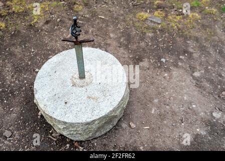 Stecklenberg, Germania. 06 marzo 2021. Una spada è bloccata in una pietra sui terreni delle rovine di Lauenburg. I resti del complesso medievale del castello risalgono al 12 ° secolo. Credit: Stefano Nosini/dpa-Zentralbild/ZB/dpa/Alamy Live News Foto Stock