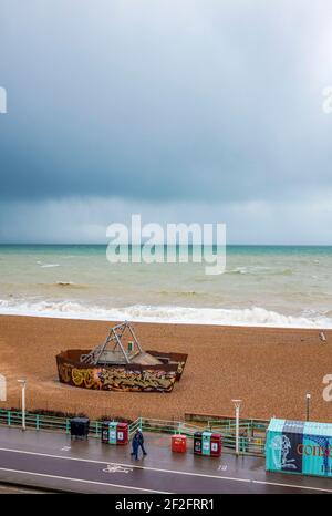 Brighton UK 12 febbraio 2021 - nuvole scure sul mare a Brighton in una giornata bagnata e nuvolosa lungo la costa meridionale oggi: Credit Simon Dack / Alamy Live News Foto Stock