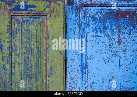 Vecchie porte in legno con danni alla vernice e una bella patina Foto Stock