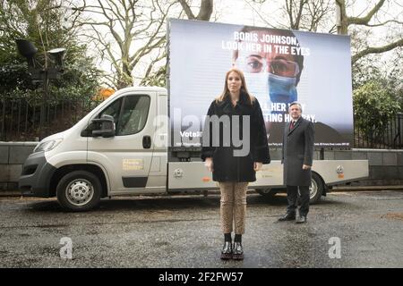 Angela Rayner, vice leader del Partito laburista, e Jonathan Ashworth, Shadow Health Secretary, lanciano un poster nel centro di Londra, criticando la raccomandazione del governo di una proposta di pagamento dell'1 per cento NHS, a seguito del lancio della campagna del partito giovedì per le elezioni locali e mayoral di maggio. Data immagine: Venerdì 12 marzo 2021. Foto Stock