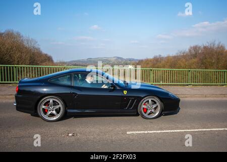 2003 nero Ferrari 575M Maranello 5748cc a benzina coupé; a trazione posteriore supercar a motore anteriore, a due posti, a due porte, Grand Tourer. Foto Stock