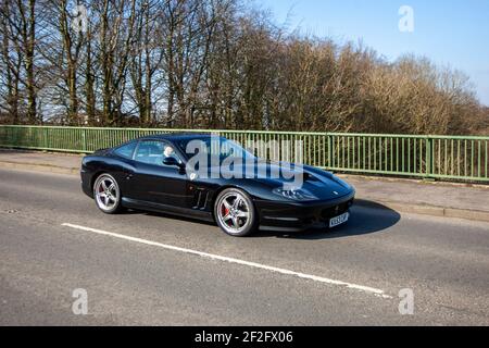 2003 nero Ferrari 575M Maranello 5748cc a benzina coupé; a trazione posteriore supercar a motore anteriore, a due posti, a due porte, Grand Tourer. Foto Stock