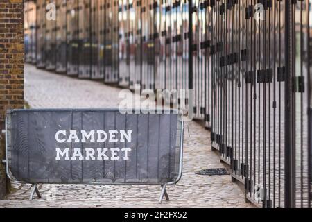 Londra, Regno Unito - 26 febbraio 2021 - la fila di bancarelle chiuse al mercato di Camden durante la chiusura nazionale Foto Stock