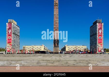 San Pietroburgo, Russia - 05 maggio 2016: Monumento agli eroici difensori di Leningrado in Piazza della Vittoria decorato con bandiere rosse per il giorno della Vittoria Foto Stock